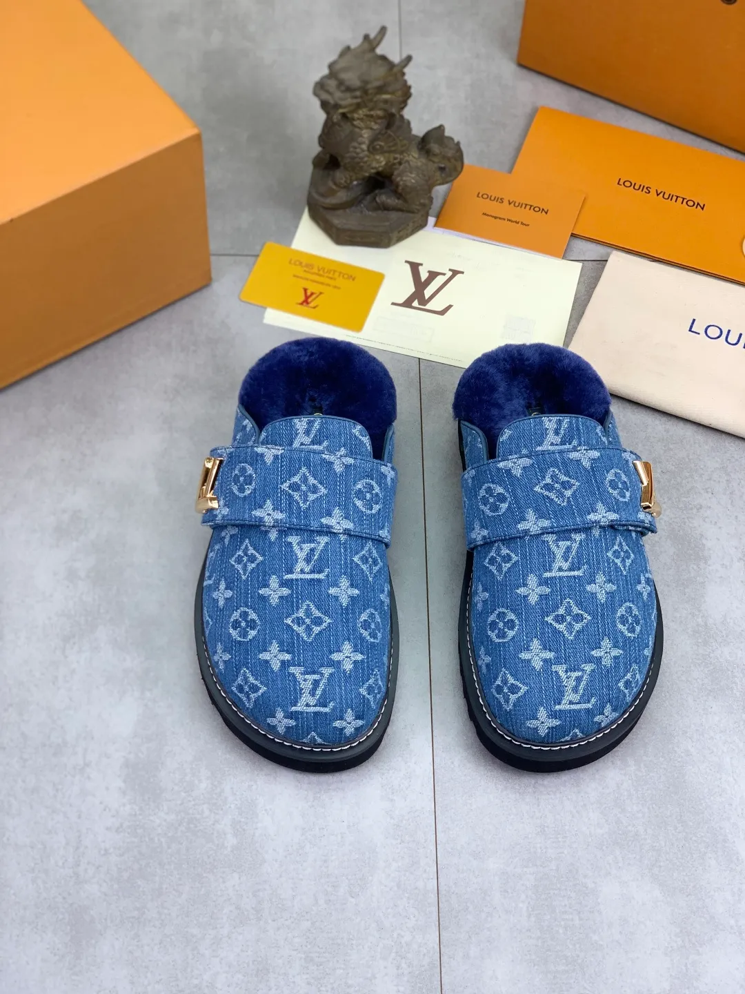 Men's Men's Shoes P480 New Couple Style LV Louis Vuitton L Family Donkey Brand Latest Easy Series Birkenstock Baotou Thick Sole Wool Slippers Sandals Original purchase, development and production This LV Easy sandal is made of suede cow leather, with Monogram pattern to highlight the trendy style. Adjustable straps with illuminated LV letters, flexible insoles and micro outsoles provide a light and comfortable experience. Exquisite packaging at the delivery counter 🛍📦 ▪️Fabric: Original custom imported first-layer cowhide ▪️Inner lining: Original customized warm wool lining ▪️Outsole: Original open-molded rubber foam material ▪️Sole thickness: 4CM ▪️Size: Men and women 35-45